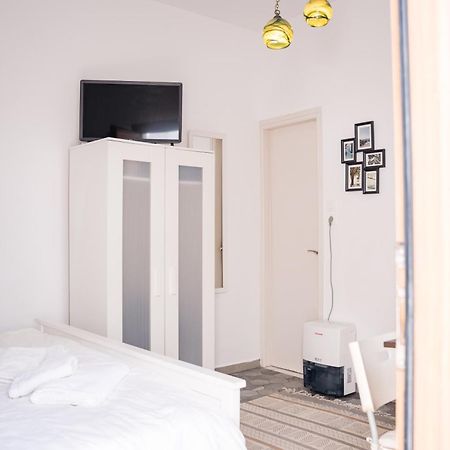 Cozy Budget Apartments In The Heart Of Fira Экстерьер фото