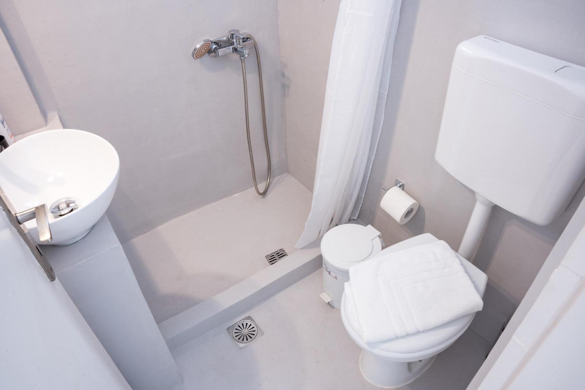 Cozy Budget Apartments In The Heart Of Fira Экстерьер фото