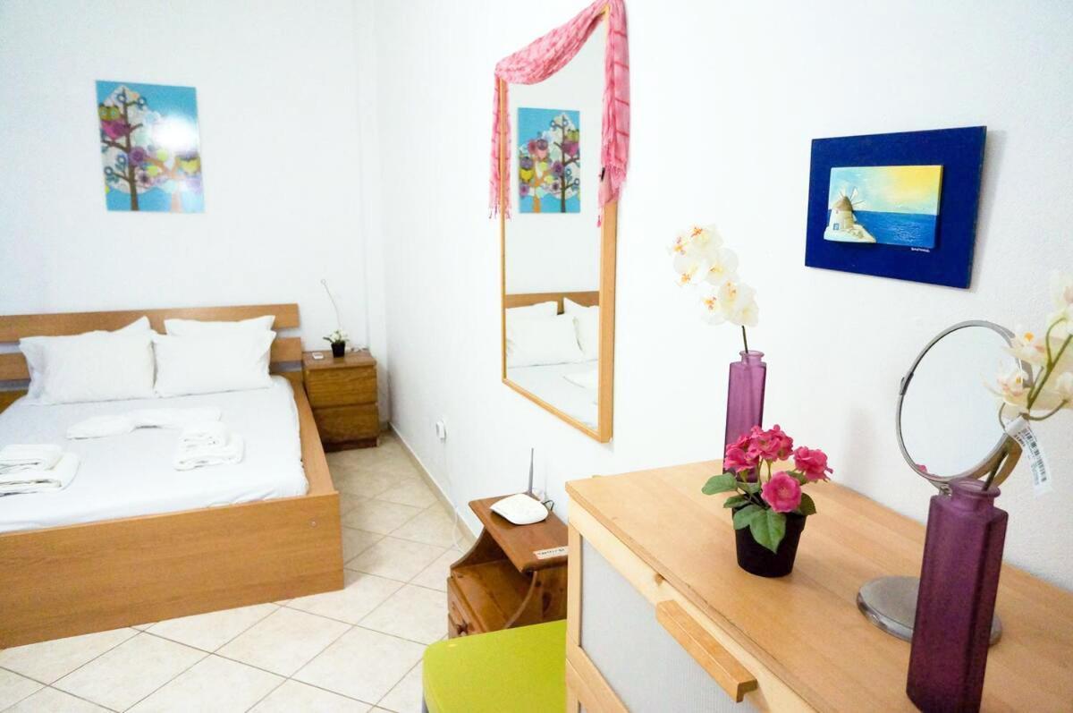 Cozy Budget Apartments In The Heart Of Fira Экстерьер фото